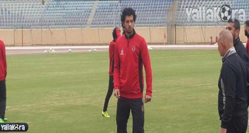 بالصور.. بركات يظهر لأول مرة في مران الأهلي وغياب عادل ونيدفيد